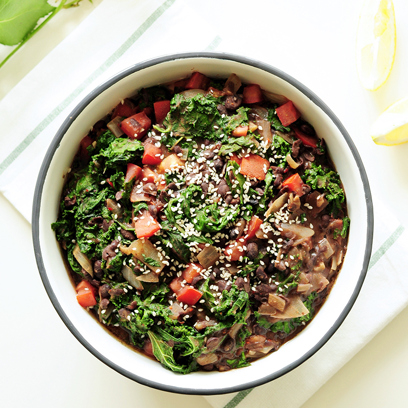 Photo de la recette « Salade tiède de haricots noirs, chou kale et tomates »