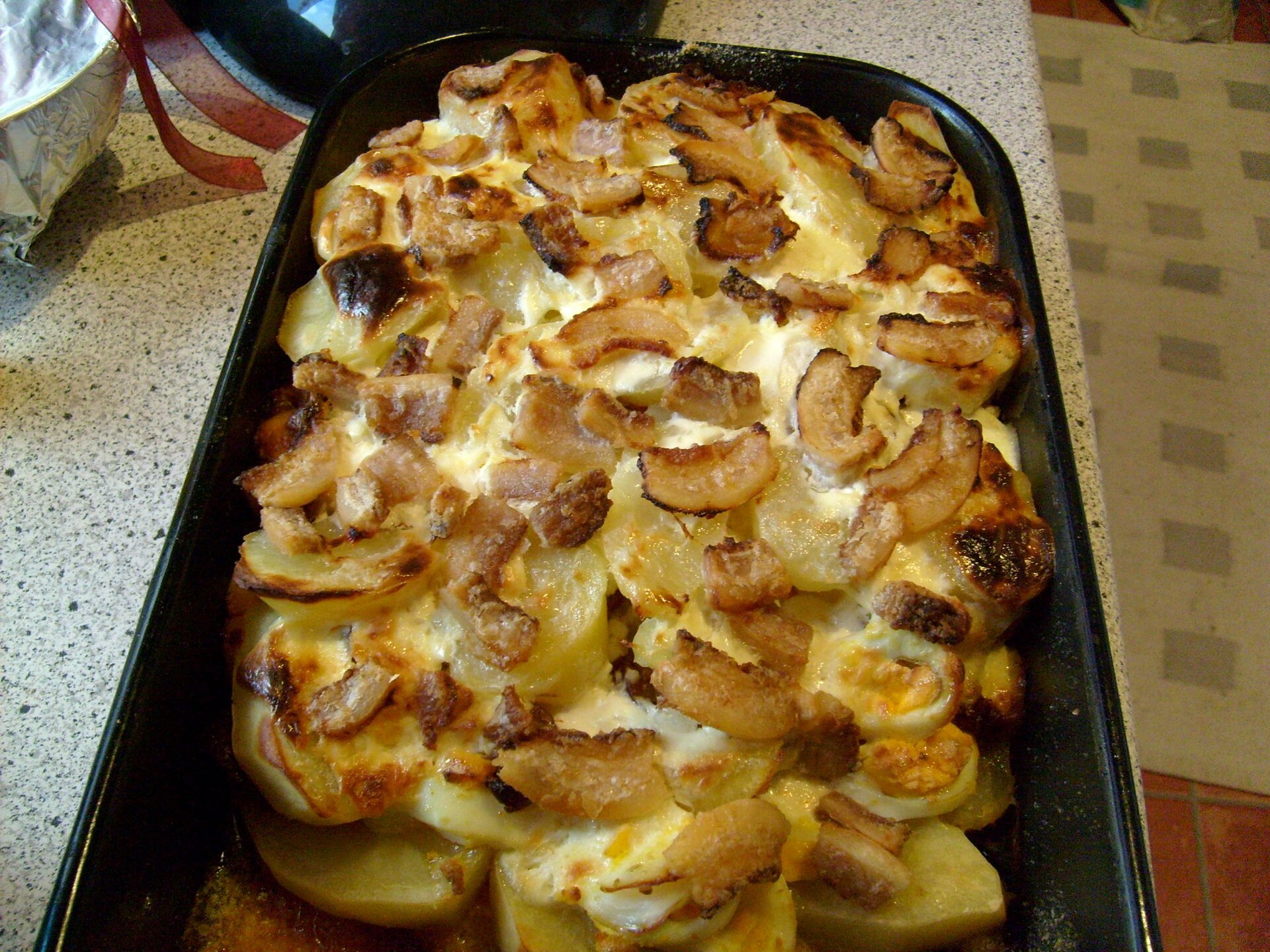 Photo de la recette « Rakott krumpli (gratin de pommes de terre hongrois) »