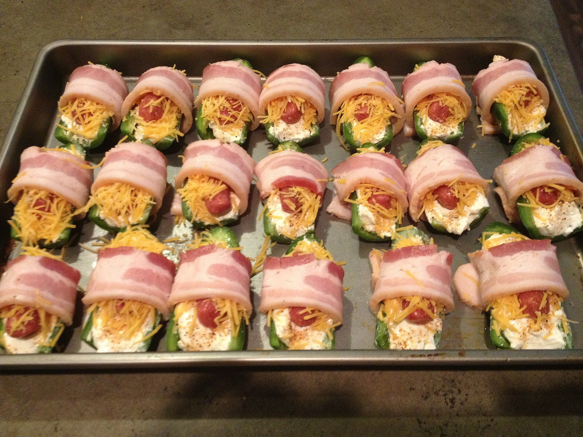 Photo de la recette « Piments jalapeños farcis au saucisse et au bacon (Atomic Buffalo Turds) »