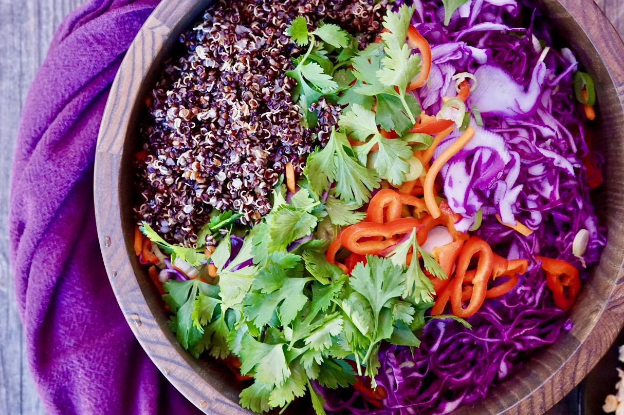 Photo de la recette « Salade de quinoa noir aux légumes croquants et sauce cacahuète »