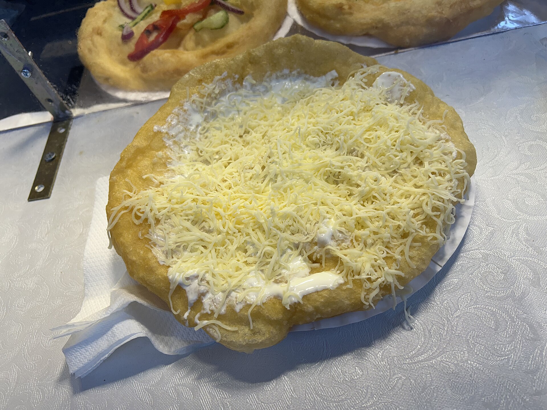 Photo de la recette « Lángos (pain plat frit hongrois) »