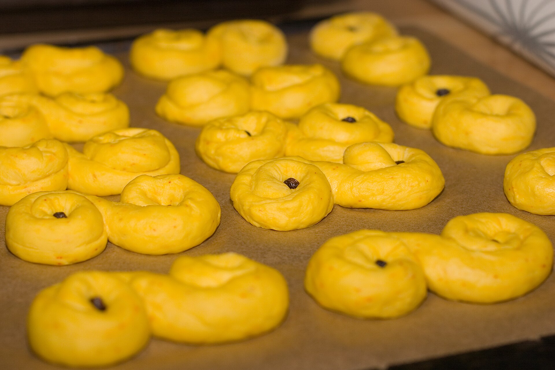 Photo de la recette « Luciabullar (brioches suédoises au safran) »