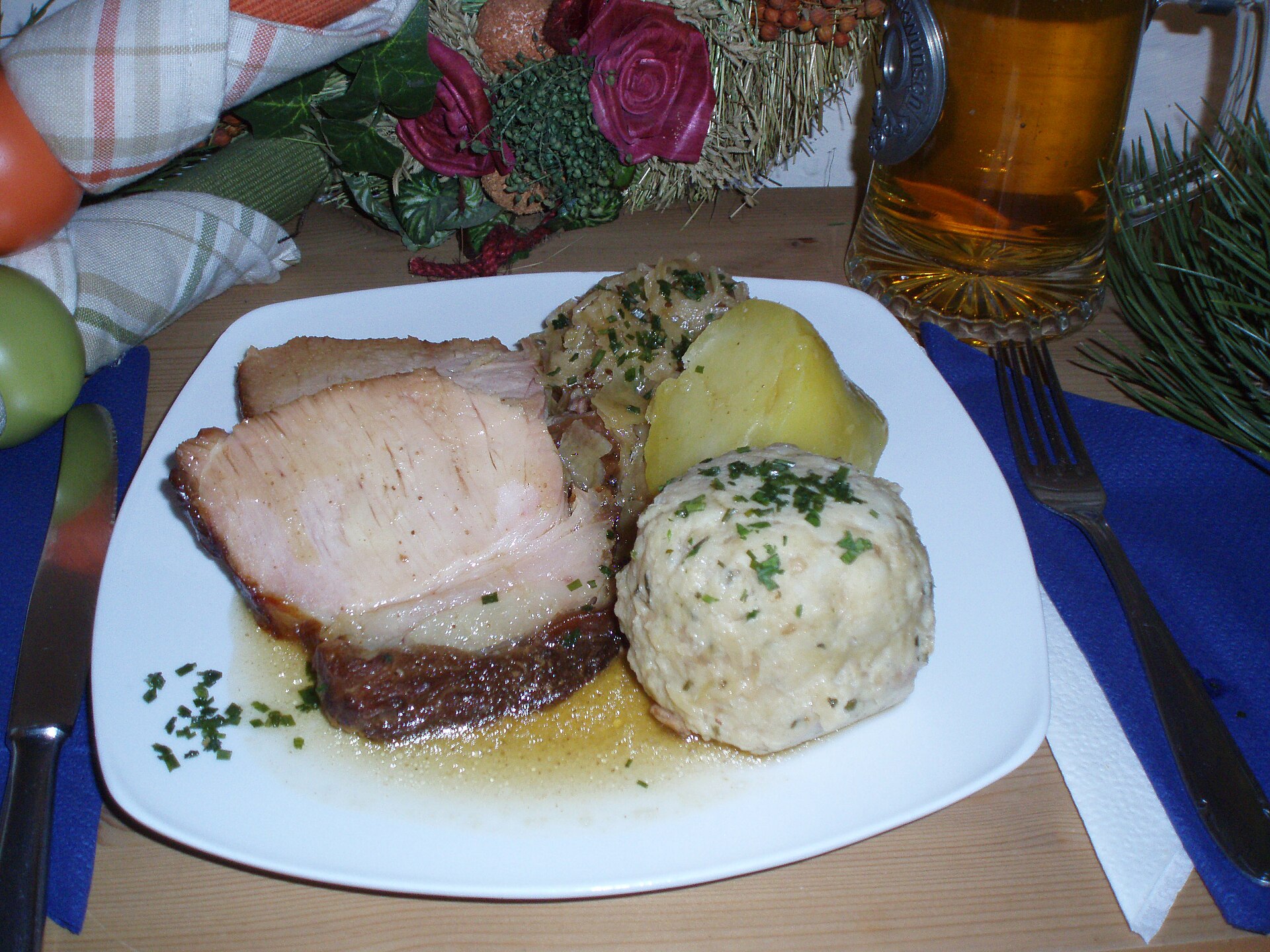 Photo de la recette « Rôti de porc aux pommes de terre et aux oignons (Schweinsbraten) »