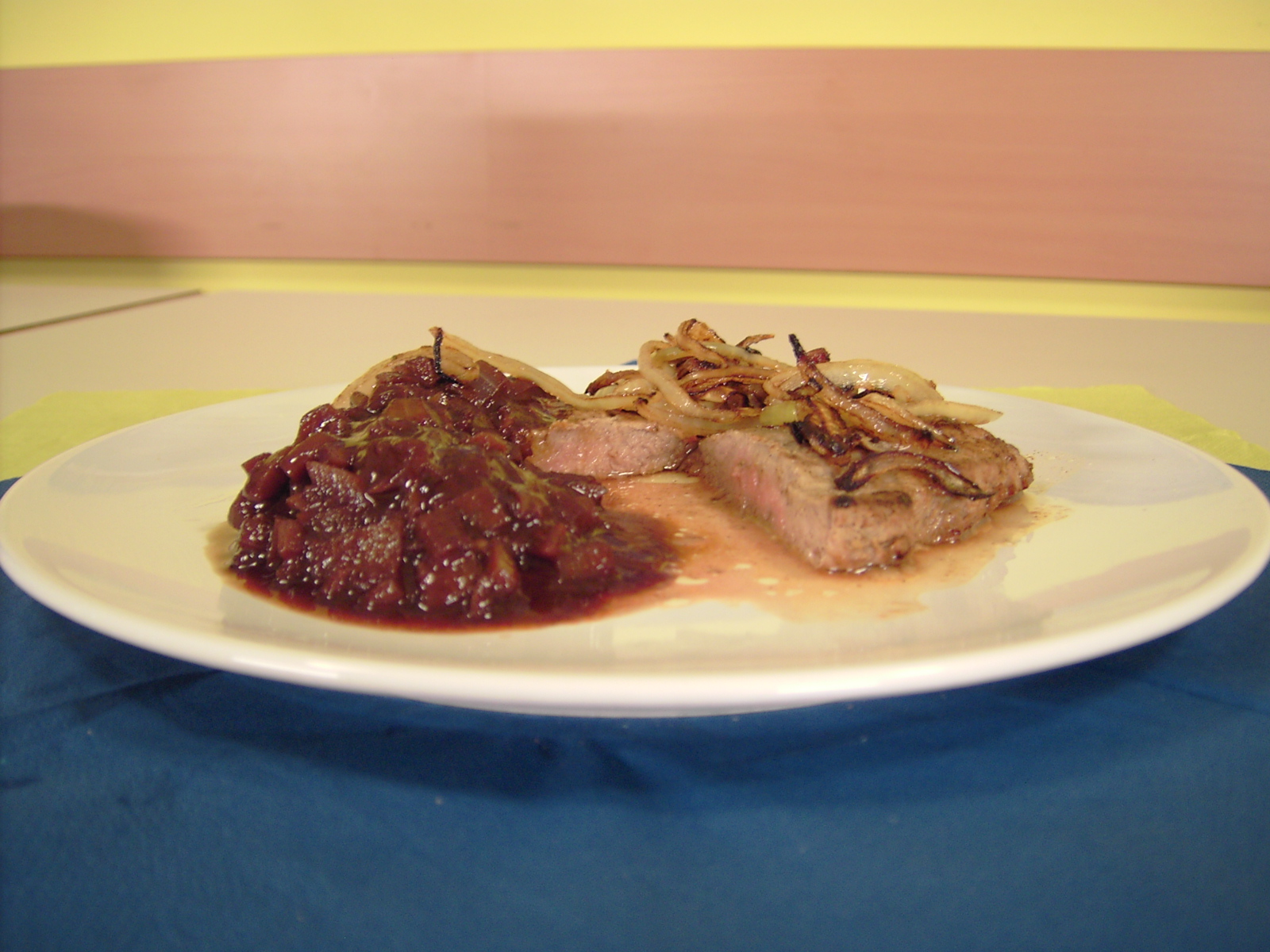 Photo de la recette « Zwiebelrostbraten à la sauce oignon au vin rouge »