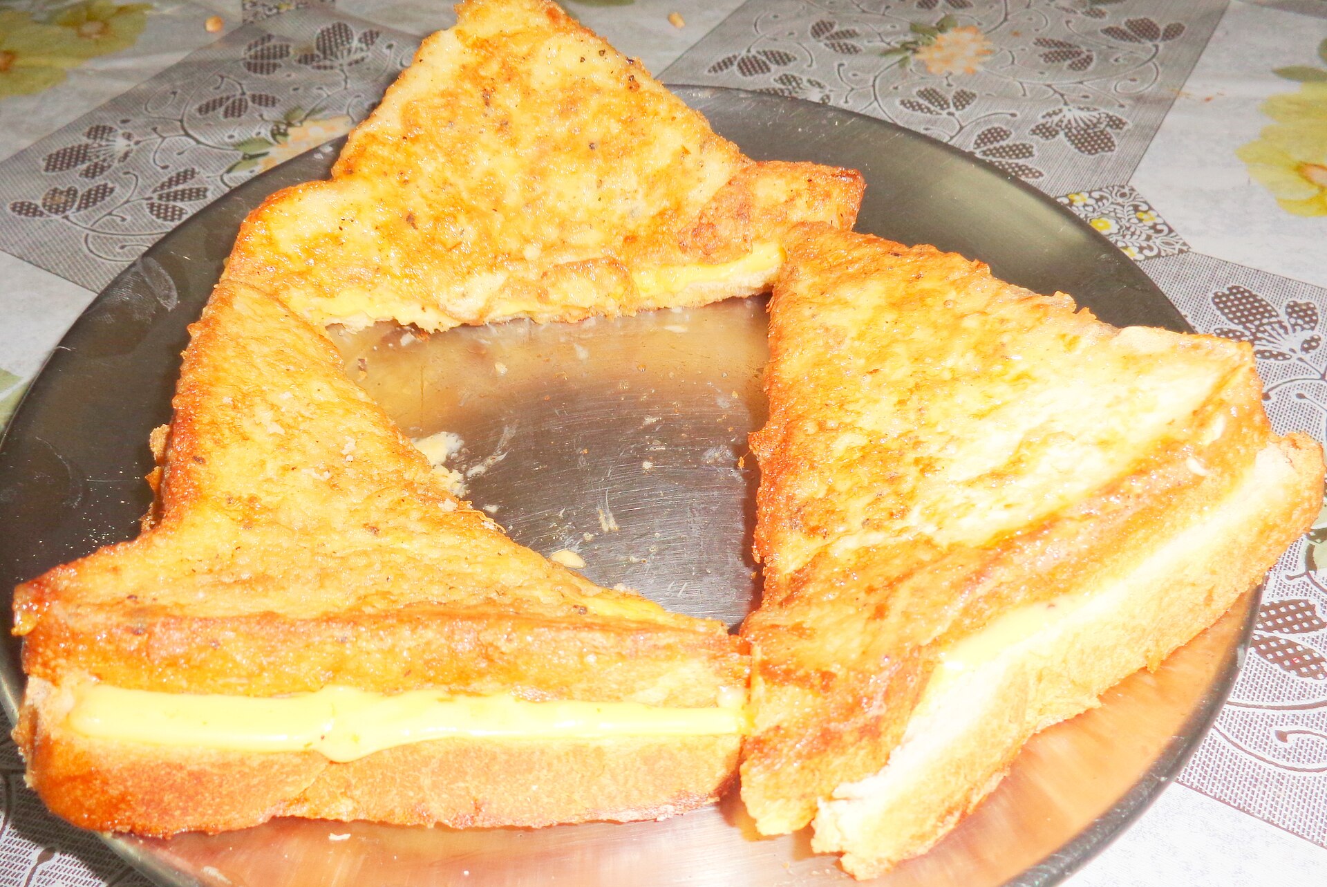 Photo de la recette « Toast au fromage et à l'œuf »