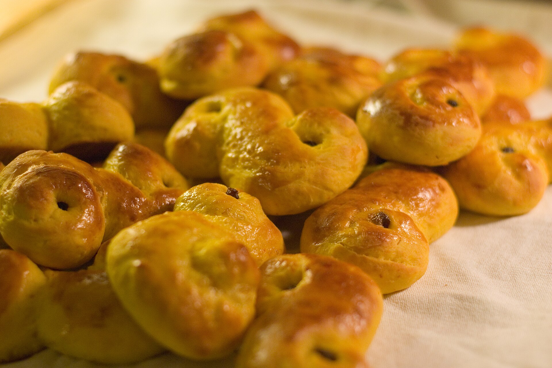 Photo de la recette « Luciabullar (brioches suédoises au safran) »